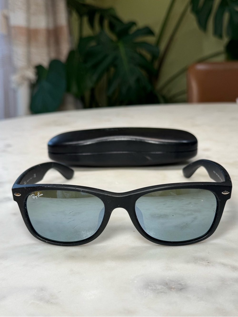 ▪️🕶️ Ray-Ban Unisex Black Frames with Blue-Tinted Lenses 🕶️▪️ - Picture 1 of 4